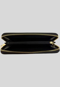 Portafoglio nero con zip a tutto tondo aperto, che mostra l'interno con cerniere dorate e molteplici scomparti per carte e contanti.