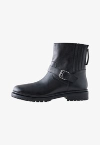 Kijelölve, black leather