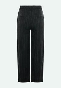 Weite schwarze Hosen mit einem Nadelstreifenmuster, gefertigt aus einem strukturierten Stoff, mit zwei Gesäßtaschen und einem Bund.