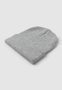 Berretto a maglia grigia piegato, realizzato in un tessuto morbido, caratterizzato da un design semplice e senza cuciture con una leggera rastrematura nella parte superiore e un orlo arrotolato.