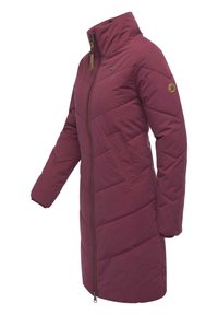 Bordeaux mellemlang puffed coat med høj krave, lynlås lukning, sidelommer og diagonalt quiltet mønster. Accentueret med logo patch.