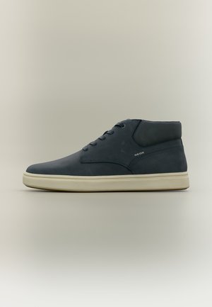 Mørkeblå midt-top casual sneaker med beige sål og snøredesign, med Geox brandnavn på siden.