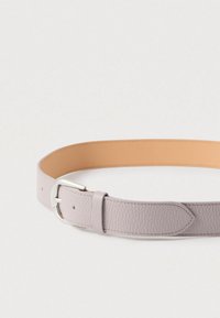 Šviesiai pilka odinė diržas su lygiu paviršiumi, papuoštas sidabrinės spalvos metaline sagtimi ir kontrastinga ruda odine vidine dalimi.