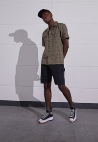 DUCK CARPENTER - Shorts - black
