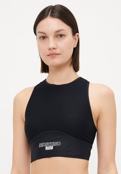 Μαύρο αθλητικό σουτιέν με υφή από διχτυωτό υλικό και λεία επιφάνεια. Διακοσμημένο με το λευκό λογότυπο "Moschino" στο μπροστινό μέρος.