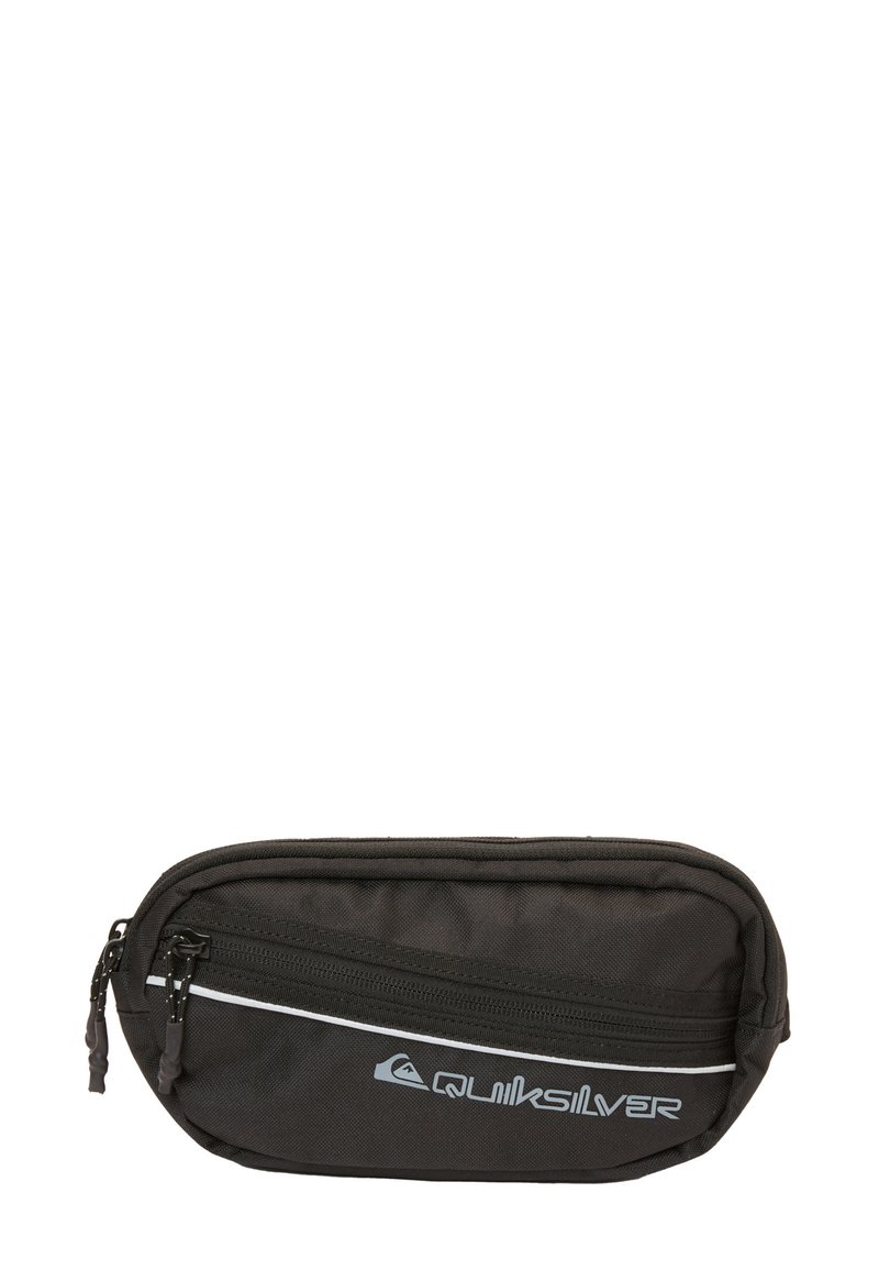 Funda rectangular negra hecha de tejido duradero, con un bolsillo frontal con cremallera, una franja de acento blanca y el logo de Quiksilver.