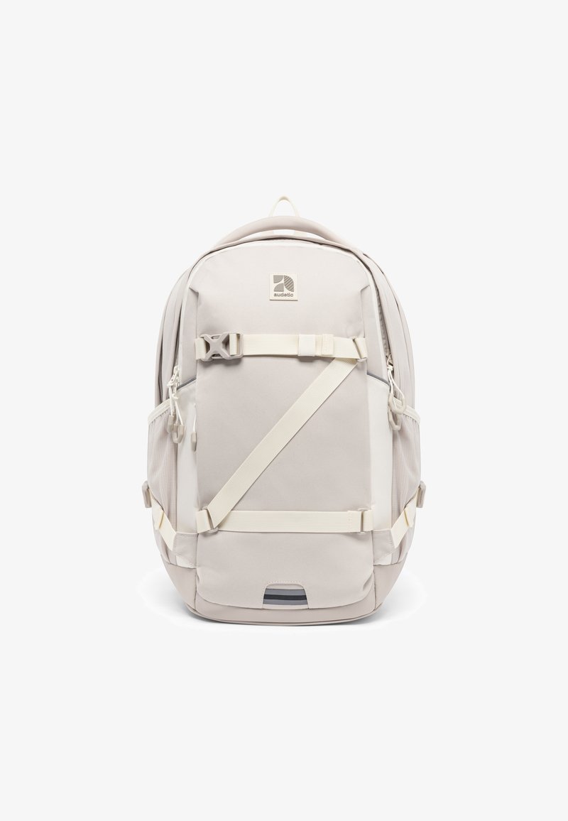 Ljusgrå ryggsäck med dubbla sidofickor, justerbara remmar och ett handtag på toppen. Tillverkad av hållbart tyg, har logotypdetalj på framsidan.