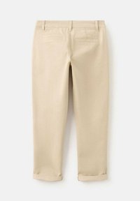 Bež hlače z zavihanimi hlačnicami in gladko teksturo, z dvema zadnjima žepoma in oprijetim pasom. Enostavna zasnova, primerna za vsakodnevno nošenje.