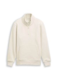 Sudadera crema de cuello alto, con cremallera de cuarto y bolsillo tipo canguro en la parte frontal. Textura suave y puños acanalados.