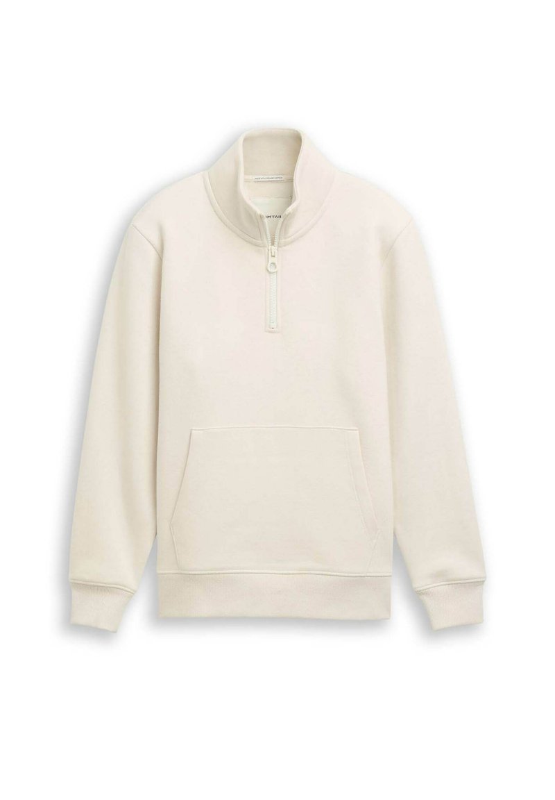 Sudadera crema de cuello alto, con cremallera de cuarto y bolsillo tipo canguro en la parte frontal. Textura suave y puños acanalados.