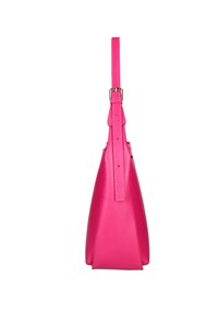 Roze leren handtas met een gestructureerde silhouet, lange verstelbare schouderband en een gladde textuur. Beschikt over een metallic hardware gesp op de strap.