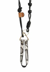 Lanière réglable en cordon noir avec un anneau doré, présentant un porte-badge en simili cuir façon peau de serpent à motifs noir et blanc. Étiquette de marque marron attachée.