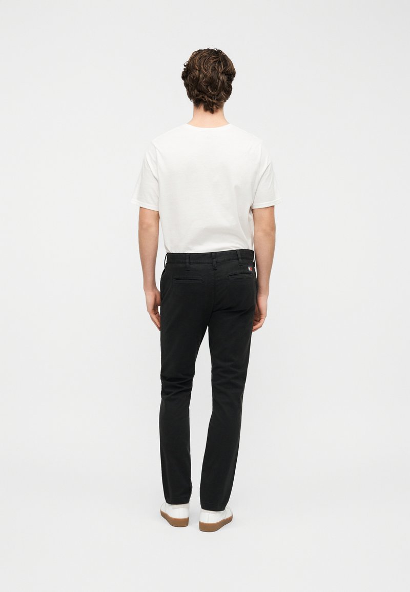 Tommy Jeans SCANTON SLIM TWILL CHINOS - Chino kalhoty - black