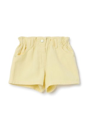 Lysegule shorts til småbørn med elastisk taljebånd, forreste knaplukning, bæltestropper og sidelommer på ensfarvet hvid baggrund.