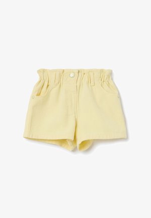 Jasnożółte krótkie spodenki dla malucha z elastycznym pasem, zapinane z przodu na guziki, z szlufkami na pasek oraz bocznymi kieszeniami na jednolitym białym tle.