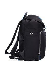 Zaino nero con accenti blu, realizzato in tessuto resistente. Presenta spallacci imbottiti, una tasca anteriore con zip e un pannello laterale testurizzato.