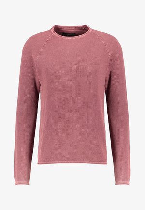 Suéter rojo de punto texturizado con mangas largas, cuello redondo y puños acanalados. Presenta un diseño de tejido abierto y un acabado de tela suave.