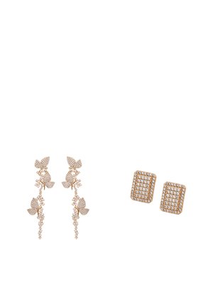 Két pár aranyszínű fülbevaló áttetsző kristályokkal: az egyik hosszú virágmintás indás kialakítású, a másik téglalap alakú pötty.