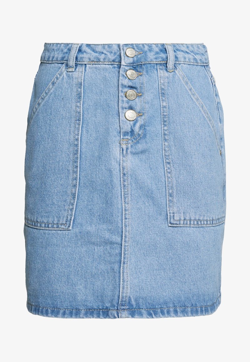 La jupe en denim présente une couleur bleu clair, une fermeture à cinq boutons sur le devant, deux poches avant, et un design droit classique avec un ourlet fini.