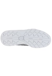 Semelle de sneaker blanche avec une surface en caoutchouc texturé, présentant un motif de rainures et un logo en forme de bouclier. Le texte "K-Swiss Since 1966" est visible.