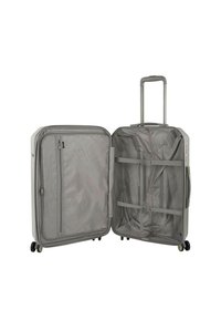 Maleta rígida gris con asa retráctil, cuatro ruedas y interior espacioso, que cuenta con un compartimento y correas para la organización.