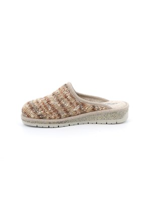 Pantofole lavorate a maglia marroni e crema con punta arrotondata, suola spessa e parte superiore texturizzata; presentano un interno imbottito e un design slip-on.