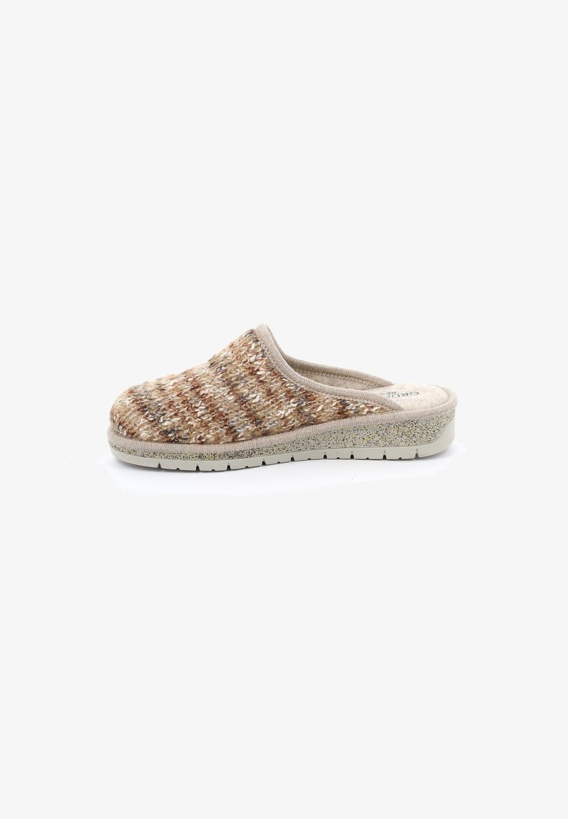 Pantofole lavorate a maglia marroni e crema con punta arrotondata, suola spessa e parte superiore texturizzata; presentano un interno imbottito e un design slip-on.