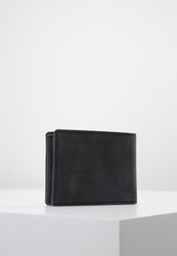 Portefeuille en cuir noir de forme rectangulaire, avec une texture lisse et des détails de couture subtils. Design minimaliste, sans matériel visible.