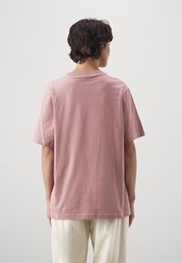 Nike Sportswear TEE - Basic póló - smokey mauve