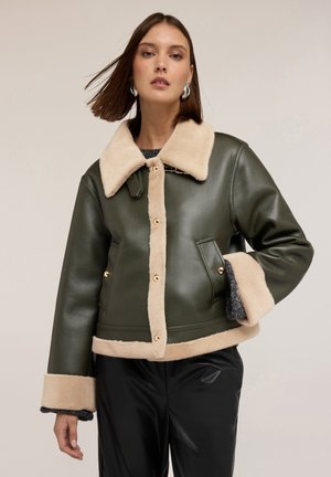 EFFETTO SHEARLING CON BOTTONI - Kunstlederjacke - verde