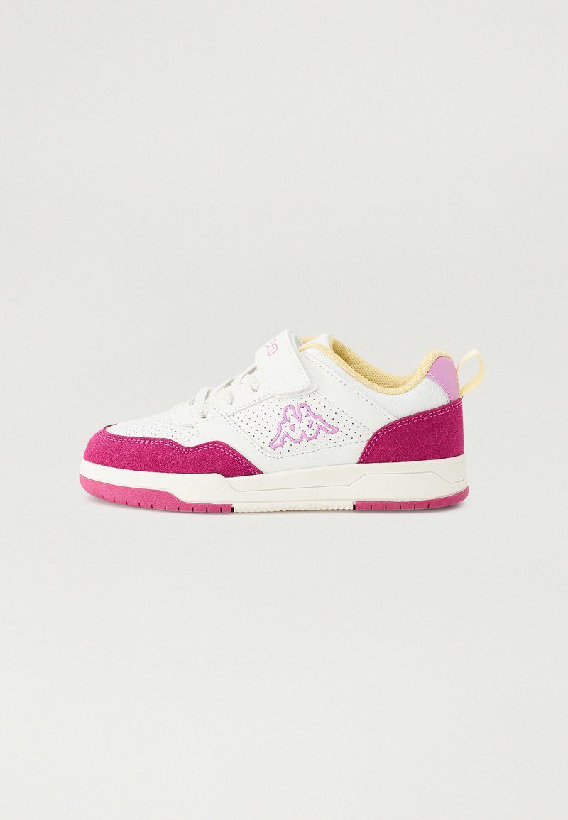 Vit sneakers med rosa mockadetaljer, perforerade lädersidor och en lila logotyp. Har en säker rem och en texturerad gummisula.