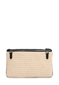 Beige geweven clutch met zwarte leren accenten en ritsluiting. Zachte textuur met gestreept patroon en zijlus voor het dragen of bevestigen.
