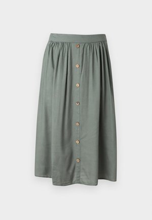 Φούστα μέσης μήκους σε ελιά πράσινο χρώμα με ζωνάκι και εμπρός σειρά από επτά ξύλινα κουμπιά σε μονόχρωμο φόντο.