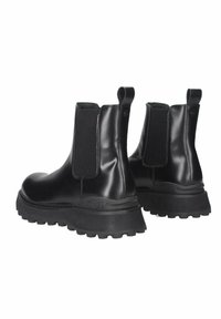 Stivali Chelsea in pelle nera con pannelli elastici ai lati, suole in gomma antiscivolo e linguette per una facile calzata. Finitura elegante e liscia.