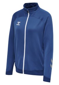 Giacca sportiva blu con colletto alto, chiusura zip, tessuto testurizzato, accento zip bianco e dettagli del logo e design grigio sulle maniche.