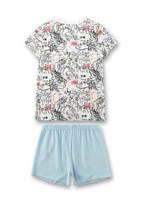 Kurze-Ärmel-Oberteil in Weiß mit schwarzem und rotem Grafikdruck, kombiniert mit hellblauen Shorts aus weichem Stoff und elastischem Bund.
