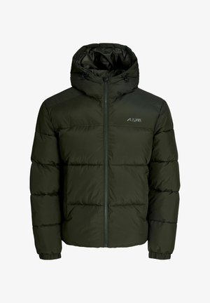 Doudoune vert olive avec capuche, fermeture éclair à l'avant et poignets élastiques. Présente un motif matelassé et un logo sur la poitrine. Matériau résistant à l'eau.