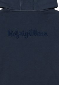 Felpa blu navy con il logo "RefrigiWear" ricamato in un font corsivo blu scuro di contrasto sul retro. Tessuto morbido e dalla texture liscia.