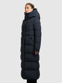 Sötétkék hosszú steppelt kabát kapucnival, vállmintával, két cipzáras oldalzsebbel és fekete hardveres részletekkel.