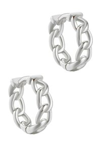 Orecchini a cerchio in argento con catene rotonde interconnesse, finite in modo liscio e lucido, e dettagli in hardware a forma quadrata.