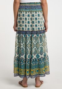 Vloeiende, gelaagde maxi-rok van lichte stof met blauwe en groene bloemen- en paisleypatronen, met een elastische tailleband en accenten aan de zoom.