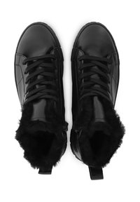 Schwarze Leder-Stiefeletten mit einer strukturierten Oberfläche, Schnürung vorne und einem Innenfutter aus Kunstfell am Knöchel, mit seitlichen Reißverschlüssen für einfaches An- und Ausziehen.