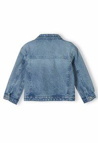 Džínová bunda světle modré barvy s klasickým střihem. Má dlouhé rukávy, límec a knoflíkové detaily na manžetách a zadních kapsách.