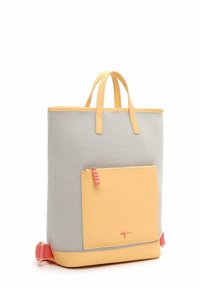 Bolsa de malla con acentos en cuero amarillo, que cuenta con un bolsillo frontal con un zipper rosa y dos asas amarillas. Panel texturizado en gris.