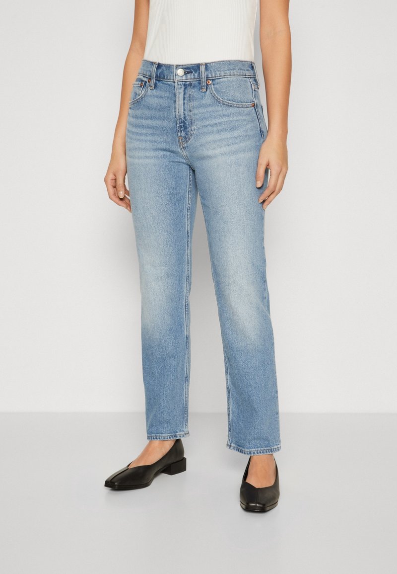 Högmidjade raka jeans i ljusblå denim, med knapp- och dragkedjestängning, fem fickor och subtila blekningar.