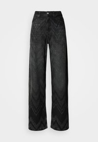 Jeans pretos de perna larga com um padrão de textura em zigzag. Feitos de denim, apresentam um fecho de botão e dois bolsos frontais.
