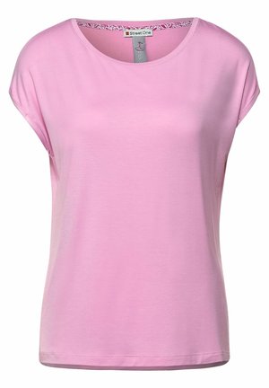 Zachte roze blouse met korte mouwen, een ronde hals en een ontspannen pasvorm, met het merklabel "Street One" aan de binnenkant van de kraag.