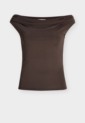 Haut marron ajusté, épaule dénudée, avec détail de col plié, sans manches, présenté sur fond blanc.