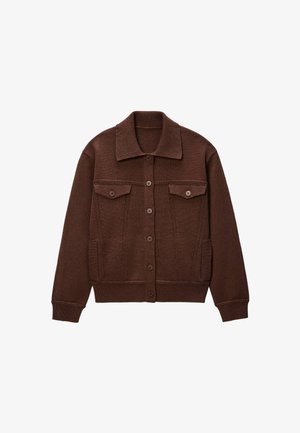 Gilet en tricot brun avec un col, fermeture à boutons sur le devant et deux poches poitrine. Présente un ourlet et des détails de poignets côtelés.