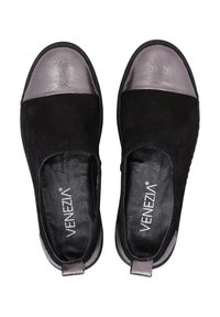 Czarne buty wsuwane o teksturowanym zamszowym wierzchu i błyszczących metalicznych srebrnych czubkach. Gładka podszewka i wyściółka z wkładką dla wygody.